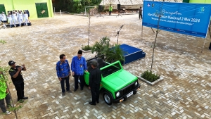 Rangkaian HARDIKNAS 2024, Direktur Polnes Serahkan Mobil Listrik Hasil Karya Mahasiswa Teknik MESIN ke SATPAM Dalam Penerapan Green Energy di Lingkungan Kampus